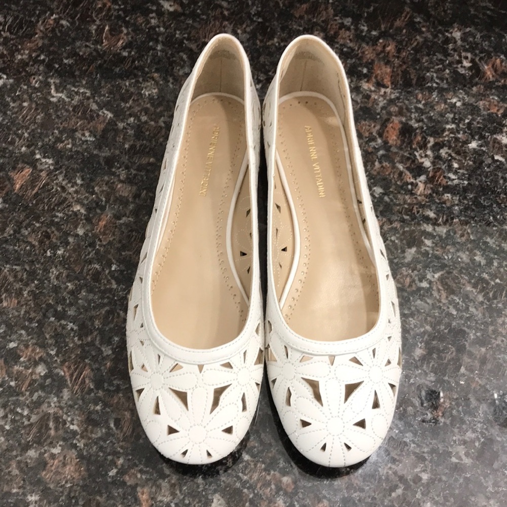 Adrienne Vittadini White Daisy Flats Size 8.5